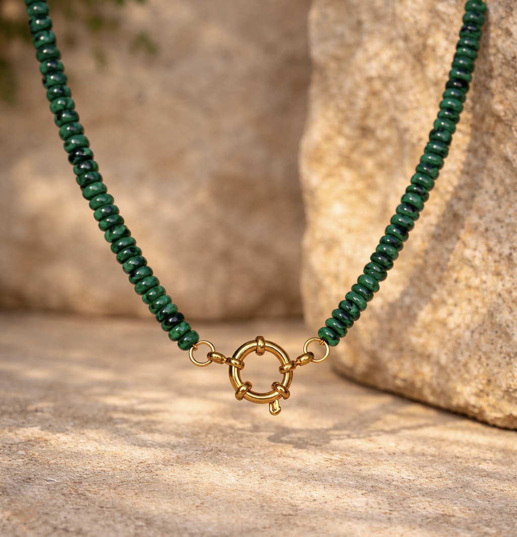 Collier ras de cou vert