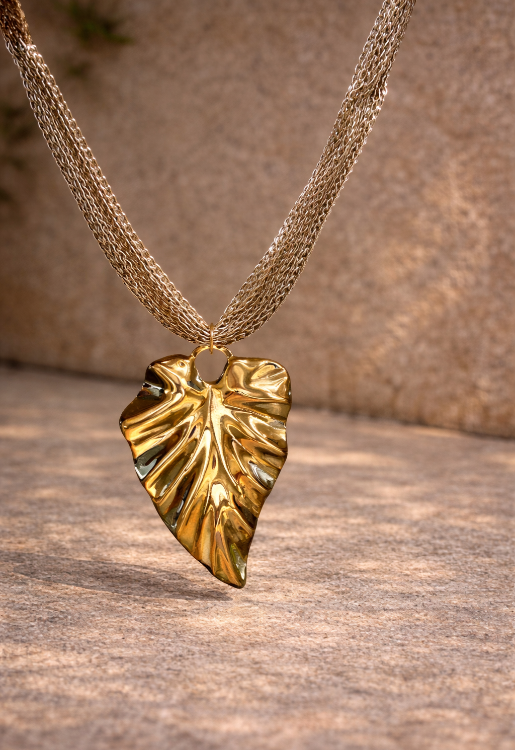 Collier feuille dorée en tissu