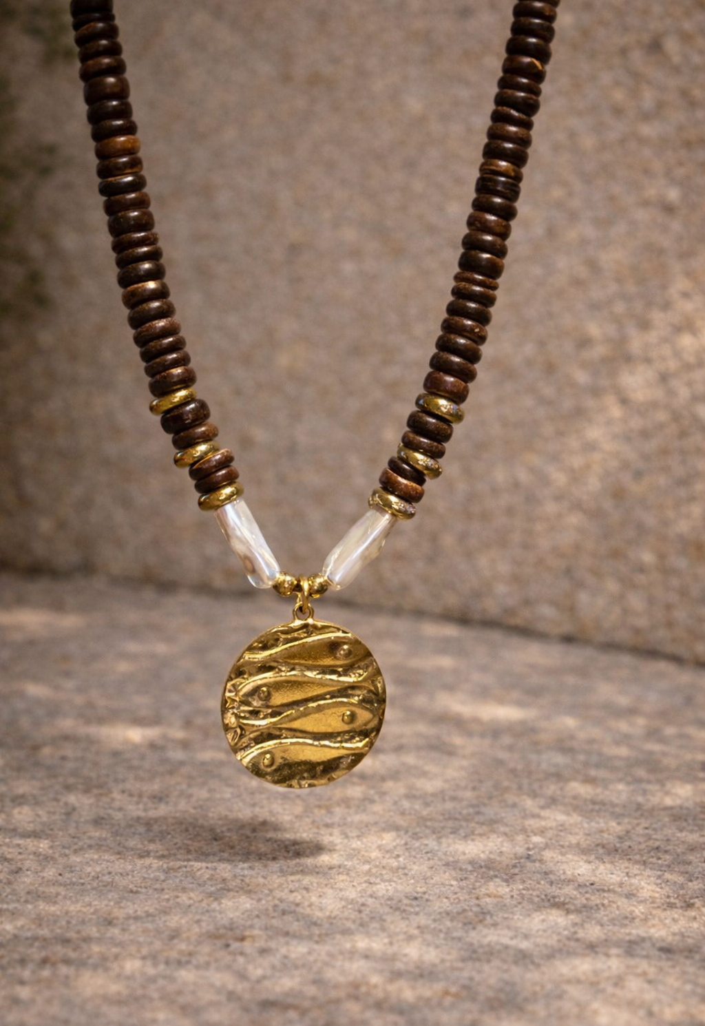 Collier perles brunes avec pendentif doré